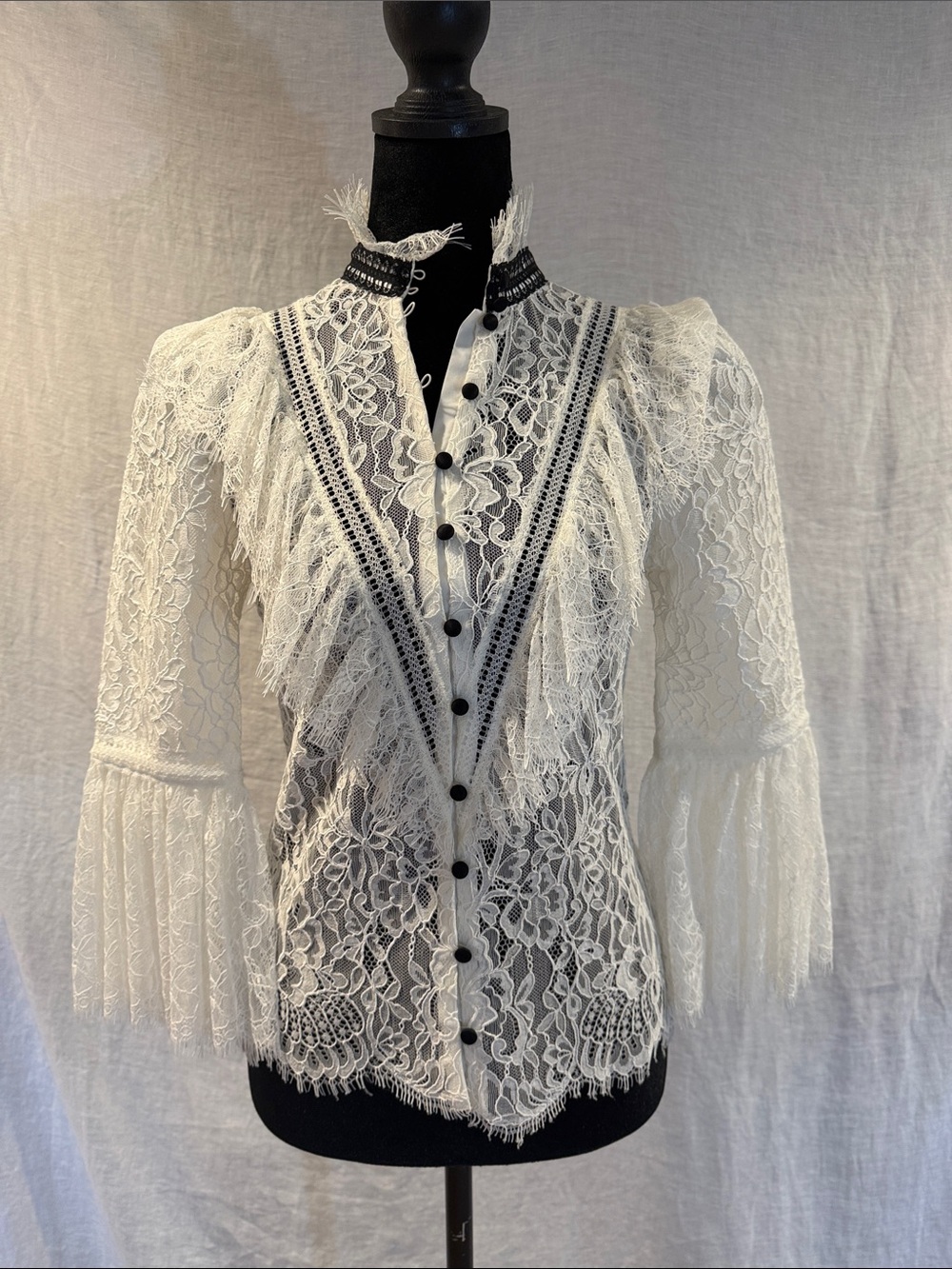 alice + olivia Jessia Lace Ruffle Sleeve Button-Front blouse size XS